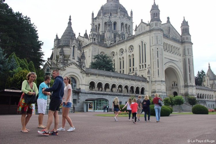 Visite Basilique Lisieux.JPG
