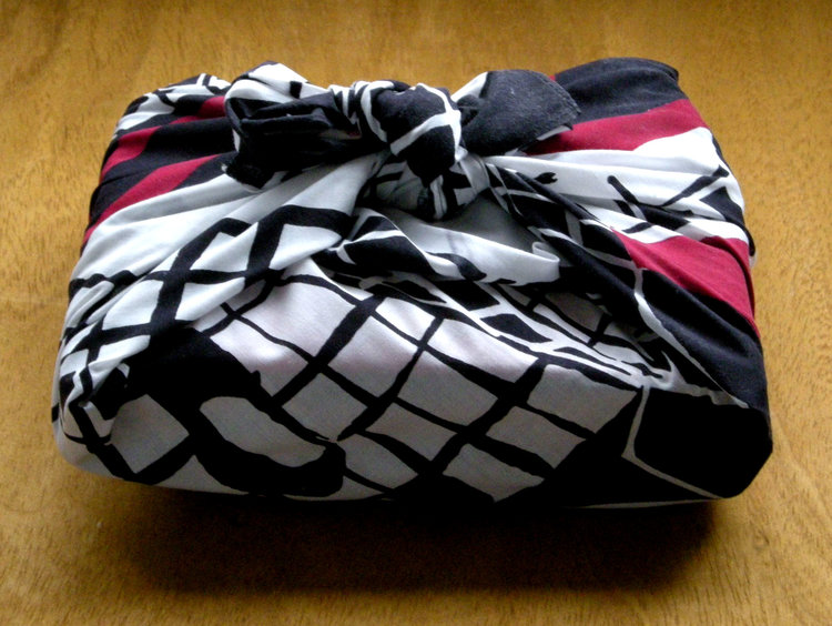 Furoshiki_designed_by_Friedensreich_Hundertwasser_for_'Fernwärme_Wien'_AG.jpg