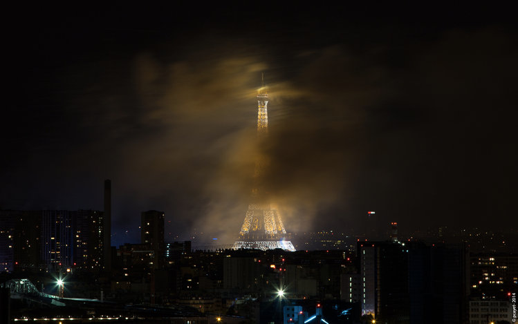 tour1.jpg (76.68 Kio) Consulté 5770 fois La tour disparait dans la fumée des derniers feux...