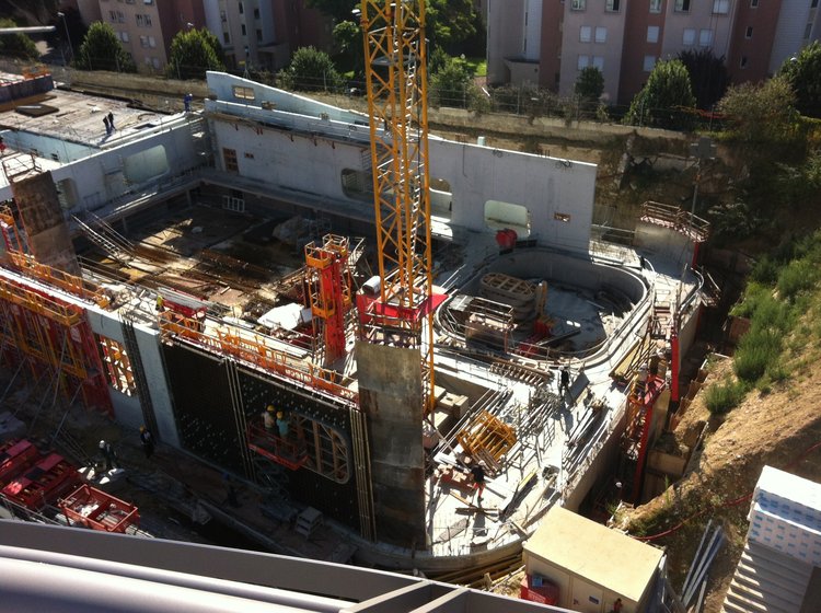 IMG_0563.jpg (275.46 Kio) Consulté 6392 fois Chantier de la piscine depuis le toit du Sun Park